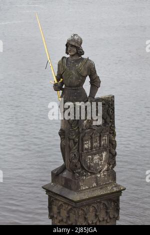 Statue von Bruncvík entworfen von Tschechischen Bildhauer Ludvík Šimek (1884) auf der Brücke Säule auf der Karlsbrücke in Prag, Tschechische Republik. Stockfoto