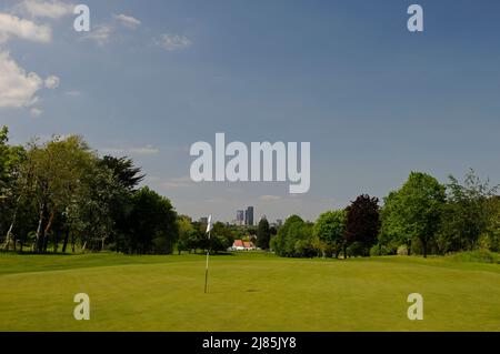 Blick zurück über 1. Green to Clubhouse und Croydon Skyline, Croham Hurst Golf Club, Croydon, Surrey, England Stockfoto