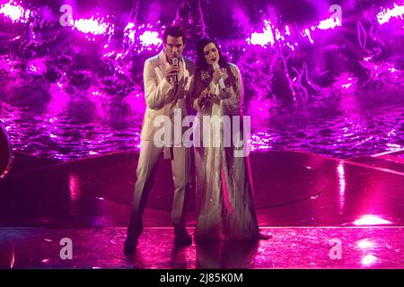 Turin, Italien. 12. Mai 2022. Mika und Laura Pausini duetten sich im zweiten Halbfinale des Eurovision Song Contest. Kredit: Marco Destefanis / Alamy Live Nachrichten Stockfoto