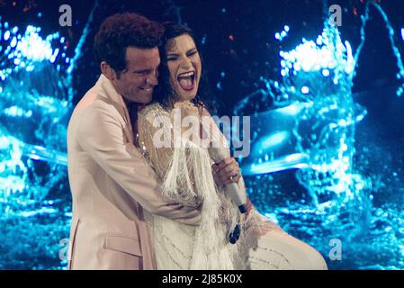 Turin, Italien. 12. Mai 2022. Mika und Laura Pausini duetten sich im zweiten Halbfinale des Eurovision Song Contest. Kredit: Marco Destefanis / Alamy Live Nachrichten Stockfoto