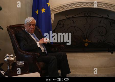 Nikosia, Zypern. 13.. Mai 2022. Herr Prokopis Pavlopoulos wird am 13. Mai 2022 im Sitzungssaal Nikosia, Zypern, gesehen. Der Präsident der Republik, Herr Nicos Anastasiades, empfängt den ehemaligen Präsidenten der Hellenischen Republik, Herrn Prokopis Pavlopoulos, im Präsidentenpalast. (Foto von Kostas Pikoulas/Sipa USA). Quelle: SIPA USA/Alamy Live News Stockfoto