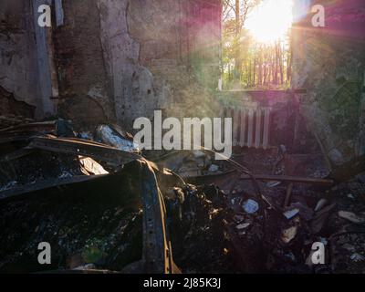 Charkiw Region, Charkow, Skovorodinovka, Skovorodinivka, Ukraine - 05.07.2022: Sonne scheint zerbrochenes Fenster der Ruinen Literatur- und Gedenkmuseum von G. S. Stockfoto