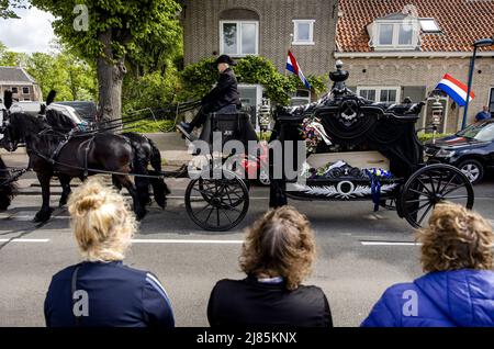 ALBLASSERDAM - Niederlande, 2022-05-13 11:04:24 ALBLASSERDAM - Interessenten entlang der Route während der Trauerprozession für das 34-jährige Opfer der Schießerei auf der Tro Tardi-Pflegefarm in Alblasserdam. Ein 16-jähriges Mädchen wurde ebenfalls bei der Schießerei getötet. Eine 20-jährige Frau und ein 12-jähriger Junge wurden schwer verletzt. ANP SEM VAN DER WAL niederlande Out - belgien Out Stockfoto