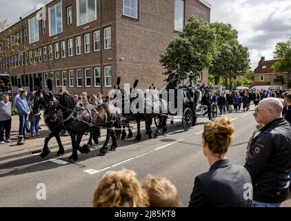 ALBLASSERDAM - Niederlande, 2022-05-13 11:05:13 ALBLASSERDAM - Interessenten entlang der Route während der Trauerprozession für das 34-jährige Opfer der Schießerei auf der Tro Tardi-Pflegefarm in Alblasserdam. Ein 16-jähriges Mädchen wurde ebenfalls bei der Schießerei getötet. Eine 20-jährige Frau und ein 12-jähriger Junge wurden schwer verletzt. ANP SEM VAN DER WAL niederlande Out - belgien Out Stockfoto