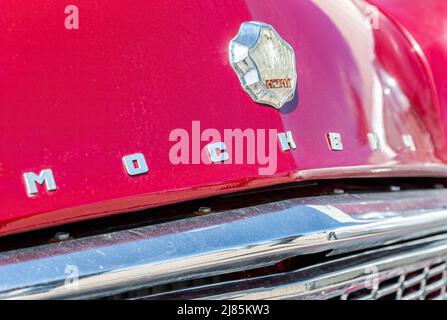 Samara, Russland - 8. Mai 2022: Nahaufnahme eines alten sowjetischen Moskwitsch-Logos auf dem Retro-Auto Stockfoto