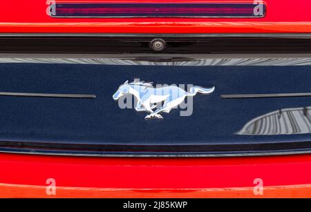 Samara, Russland - 8. Mai 2022: Ford Mustang Logo auf dem Auto. Der Ford Mustang ist ein amerikanisches Automobil, das von Ford hergestellt wird Stockfoto