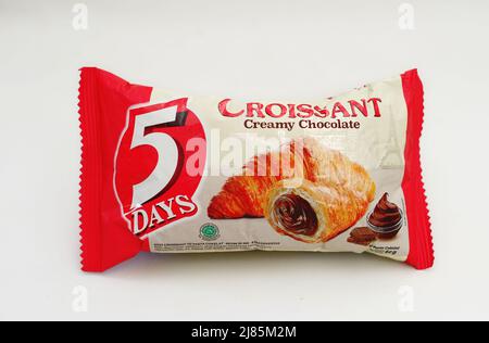 Kaliwungu, Indonesien - 03. Mai 2022: Croissant Cremige Schokolade. Brot in Kunststoffverpackung. Schokoladenbrot in Plastikverpackung auf weißem Hintergrund Stockfoto