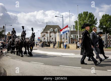 ALBLASSERDAM - Niederlande, 2022-05-13 11:02:24 ALBLASSERDAM - die Trauerprozession für das 34-jährige Opfer der Schießerei auf der Tro Tardi-Pflegefarm führt durch Alblasserdam. Ein 16-jähriges Mädchen wurde ebenfalls bei der Schießerei getötet. Eine 20-jährige Frau und ein 12-jähriger Junge wurden schwer verletzt. ANP SEM VAN DER WAL niederlande Out - belgien Out Stockfoto