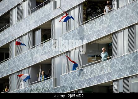 ALBLASSERDAM - Niederlande, 2022-05-13 11:07:43 ALBLASSERDAM - Interessenten beobachten vom Balkon aus den Trauerzug für das 34-jährige Opfer der Schießerei auf der Tro Tardi-Pflegefarm in Alblasserdam. Ein 16-jähriges Mädchen wurde ebenfalls bei der Schießerei getötet. Eine 20-jährige Frau und ein 12-jähriger Junge wurden schwer verletzt. ANP SEM VAN DER WAL niederlande Out - belgien Out Stockfoto