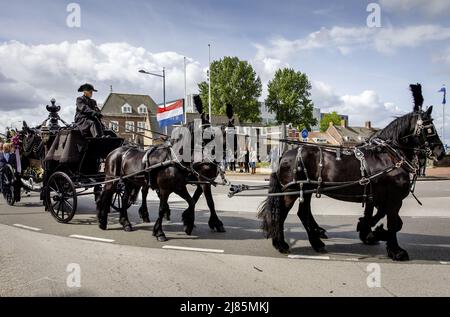 ALBLASSERDAM - Niederlande, 2022-05-13 11:02:31 ALBLASSERDAM - die Trauerprozession für das 34-jährige Opfer der Schießerei auf der Tro Tardi-Pflegefarm führt durch Alblasserdam. Ein 16-jähriges Mädchen wurde ebenfalls bei der Schießerei getötet. Eine 20-jährige Frau und ein 12-jähriger Junge wurden schwer verletzt. ANP SEM VAN DER WAL niederlande Out - belgien Out Stockfoto