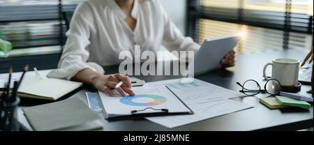 Nahaufnahme Geschäftsfrau Hand hält Stift und digitales Tablet für die Planung der Arbeitszeit im Büro Stockfoto