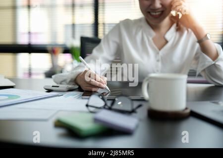 Nahaufnahme Geschäftsfrau Hand hält Stift und digitales Tablet für die Planung der Arbeitszeit im Büro Stockfoto