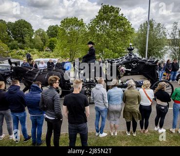 ALBLASSERDAM - Niederlande, 2022-05-13 11:17:51 ALBLASSERDAM - Interessenten entlang der Route während der Trauerprozession für das 34-jährige Opfer der Schießerei auf der Tro Tardi-Pflegefarm in Alblasserdam. Ein 16-jähriges Mädchen wurde ebenfalls bei der Schießerei getötet. Eine 20-jährige Frau und ein 12-jähriger Junge wurden schwer verletzt. ANP SEM VAN DER WAL niederlande Out - belgien Out Stockfoto