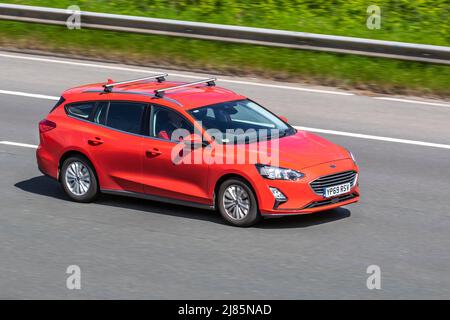 2019 Red Ford Titanium TDCi 1,5 120 ecoblue Diesel Estate 1499 ccm 5dr; Fahren auf der M61 Motorway, Manchester, Großbritannien Stockfoto