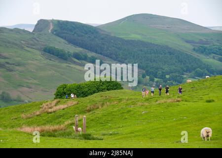 Derbyshire, Großbritannien – 5. April 2018: Menschen wandern inmitten der steilen Hügel des Peak District National Park in der Nähe des Winnatts Pass Stockfoto