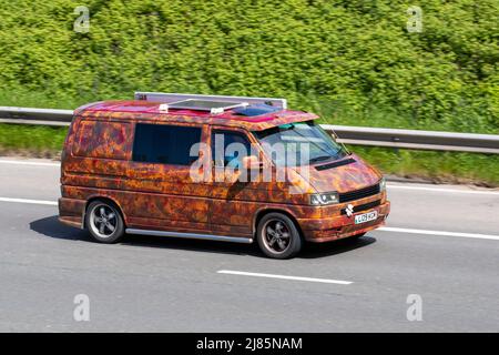 1994 90s neunziger Jahre Custom mehrfarbig braungold VW Volkswagen Transporter stirbt Di 84 LWB LCV Panel window van 1896cc Diesel; Reisemobile, Wohnmobil auf Großbritanniens Straßen, Wohnmobil Freizeitfahrzeug, Familienurlaub, Caravanette Urlaub, Touring Caravan Urlaub, Van Umbauten, Vanagon autohome, Leben auf der Straße, Wohnwagen Stockfoto