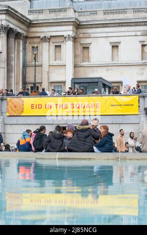 London feiert Eid auf dem Platz am Trafalgar Square. Das einzigartige kulturelle Ereignis, das das Ende des Ramadan markiert, dem islamischen heiligen Monat des Fastens. Stockfoto