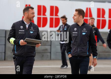 Berlin, Deutschland. 13.. Mai 2022. Berlin, Deutschland, 13/05/2022, VANDOORNE Stoffel (bel), Mercedes-EQ Silver Arrow 02, Portrait während des Berlin ePrix 2022, 5. Treffen der ABB FIA Formel E Weltmeisterschaft 2021-22, auf dem Stadtkurs des Flughafens Tempelhof vom 13. Bis 15. Mai in Berlin - Foto Frédéric Le Floch / DPPI Quelle: DPPI Media/Alamy Live News Stockfoto
