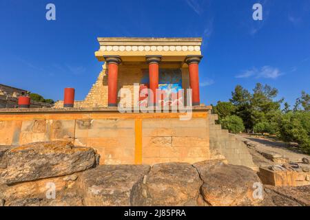 Knossos, Griechenland - 27. April 2019: Wahrzeichen Kretas, Ruinen des minoischen Palastes Stockfoto