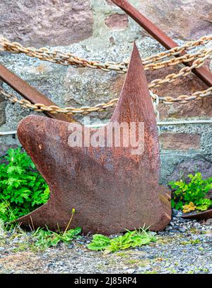 Altes rostiges Metallanker- und Kettenhaus im Highland-Dorf Plockton, Schottland Stockfoto