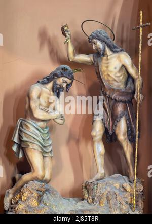 VALENCIA, SPANIEN - 17. FEBRUAR 2022: Die Skulptur „die Taufe Jesu“ in der Kirche Iglesia de Santo Tomás vom Arbeitsraum Román y Salvador ab 20. Cent. Stockfoto