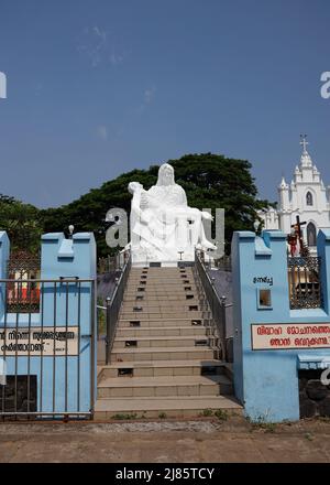 Riesige Pieta Statue Nachbildung von Jesus Christus und Mutter Maria neben der St. Antony's Kirche in Tangassery, Kerala, Indien. Stockfoto