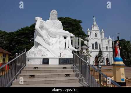 Riesige Pieta Statue Nachbildung von Jesus Christus und Mutter Maria neben der St. Antony's Kirche in Tangassery, Kerala, Indien. Stockfoto