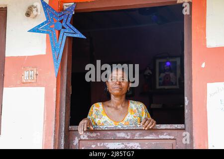 Porträt einer einheimischen Frau, die in der Tür ihres Hauses in Tangassery, Thangassery, Kerala, Indien, steht. Stockfoto