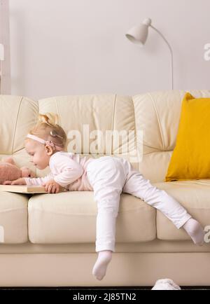 Cochlea-Implantat für Babys. Taubes Kind mit Hörgerät zu Hause Stockfoto