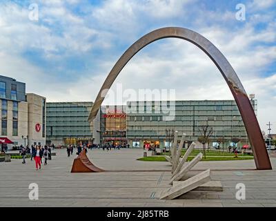 Krakau, Polen - 04 2019. April: Außenansicht des Einkaufszentrums Galleria Krakowska und Modern Arch in Krakau Stockfoto