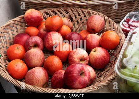 Korb mit roten essenden Äpfeln Stockfoto