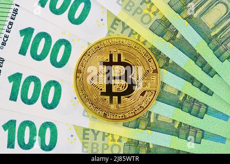 Bitcoin und 100 Euro-Scheine, Nahaufnahme Stockfoto