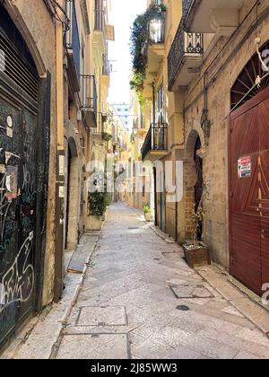 Schmale Straße im historischen Zentrum von Bari, Italien Stockfoto