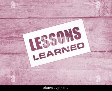 Leere Karte mit Text Lessons Learned auf Holzhintergrund. Geschäftskonzept. Stockfoto