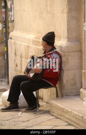 Mann spielt Akkordeon auf der Straße einer italienischen Stadt Stockfoto