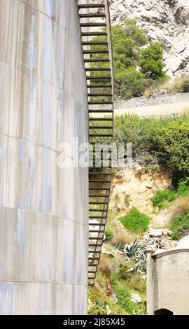 Leiter in einem Silo der Zementfabrik in Vallcarca, El Garraf, Barcelona, Katalonien, Spanien, Europa Stockfoto