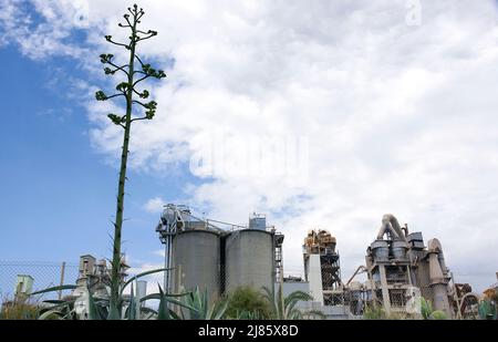 Zementfabrik in Vallcarca an der Küste von El Garraf, Barcelona, Katalonien, Spanien, Europa Stockfoto