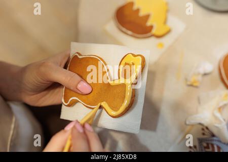 Zubereitung von Lebkuchen. Der Konditor malt Lebkuchen. Meisterkurs über Lebkuchenmalerei Stockfoto