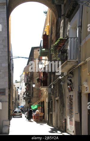 Schmale Straße im historischen Zentrum von Bari, Italien. Stockfoto