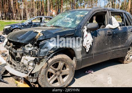 Viele schossen und zerstörten Autos auf dem Autofriedhof in Irpin, Ukraine. Stockfoto