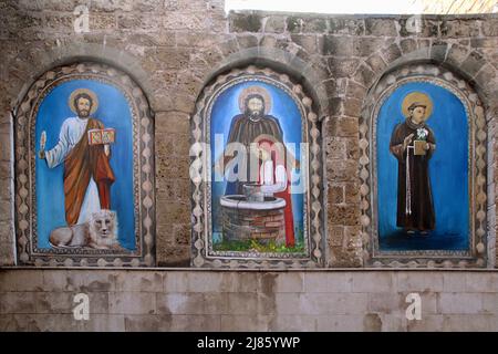 Bari, Italien. Religiöse Gemälde in der Kirche San Marco dei Veneziani, die den heiligen Markus, den Evangelisten, Jesus mit der Samaritanerin und den heiligen Antonius darstellen. Stockfoto