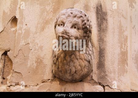 Löwenkopf-Skulptur an der Fassade eines Gebäudes im historischen Zentrum von Bari, Italien Stockfoto