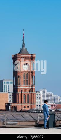 Blick Von Der Dachterrasse Des Stadtschlosses Auf Den Turm Des Roten Rathauses In Mitte, Berlin, Deutschland Stockfoto