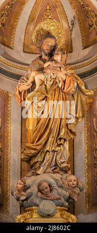 VALENCIA, SPANIEN - 17. FEBRUAR 2022: Die geschnitzte polychrome Barockstatue des heiligen Josef in der Kirche Basilica Sagrado Corazon von einem unbekannten Künstler. Stockfoto