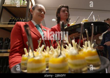 Jemma Melvins Schweizer Zitronenrollen und Amaretti-Kleinigkeit, die 5.000 Desserts schlugen, wurden zum offiziellen Pudding der Jubilee-Feierlichkeiten der Königin, in Fortnum und Mason, im Zentrum von London. Bilddatum: Freitag, 13. Mai 2022. Stockfoto