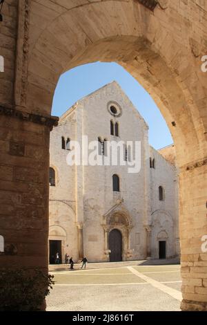 Bari, Italien. Außenansicht der Päpstlichen Basilika St. Nikolaus (Basilica San Nicola, B. 11. Jahrhundert). Stockfoto