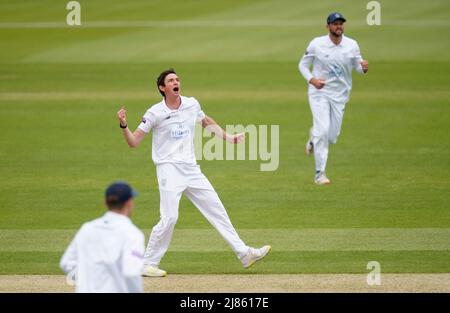 John Turner aus Hampshire (2. links) feiert die Teilnahme am Lasith Croospulle am ersten Tag der Sri Lanka Development XI Tour of England beim Ageas Bowl in Southampton. Stockfoto