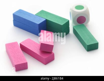 Jenga Spiel der bunte Holzklötze auf weißem Hintergrund Stockfoto