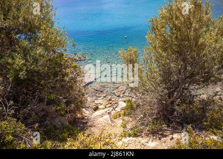 Unberührte Küste im Mittelmeer. Die Landschaft von Meer und Sträuchern. Reisekonzept. Stockfoto