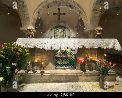 Bari, Italien. Die Krypta der Päpstlichen Basilika St. Nikolaus (Basilica San Nicola, B. 11. Jahrhundert). Altar und Grab des heiligen Nikolaus von Myra. Stockfoto